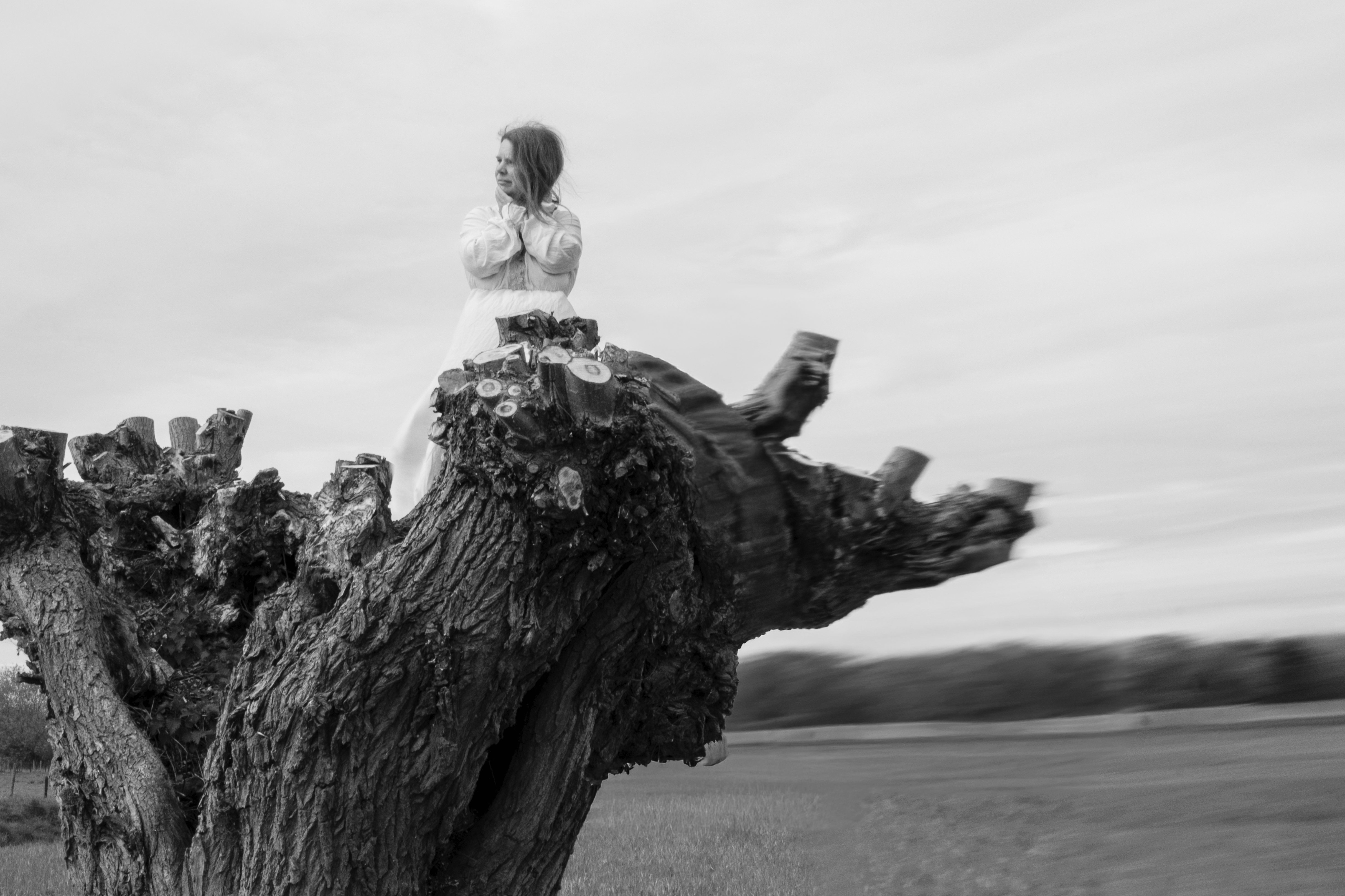 Vrouw op boomstronk — Atelier De Huiskamer